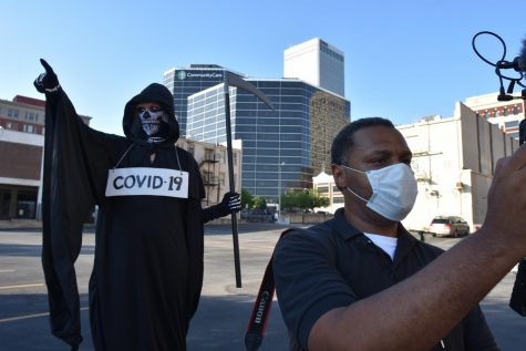 Oklahoma Eagle photojournalist C.J. Neal films a stand-up outside the BOK Center where President Trump is speaking. Photo by Wendy Weitzel/Gaylord News.