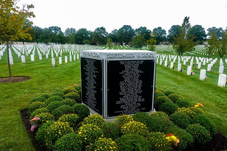 The+Pentagon+Group+Burial+Marker+in+section+at+Arlington+National+Cemetery.+The+marker+has+the+name+of+all+189+victims+of+the+Pentagon+9%2F11+attack.+%28PHOTO%3A+Robert+Viamontes%2FGaylord+News%29
