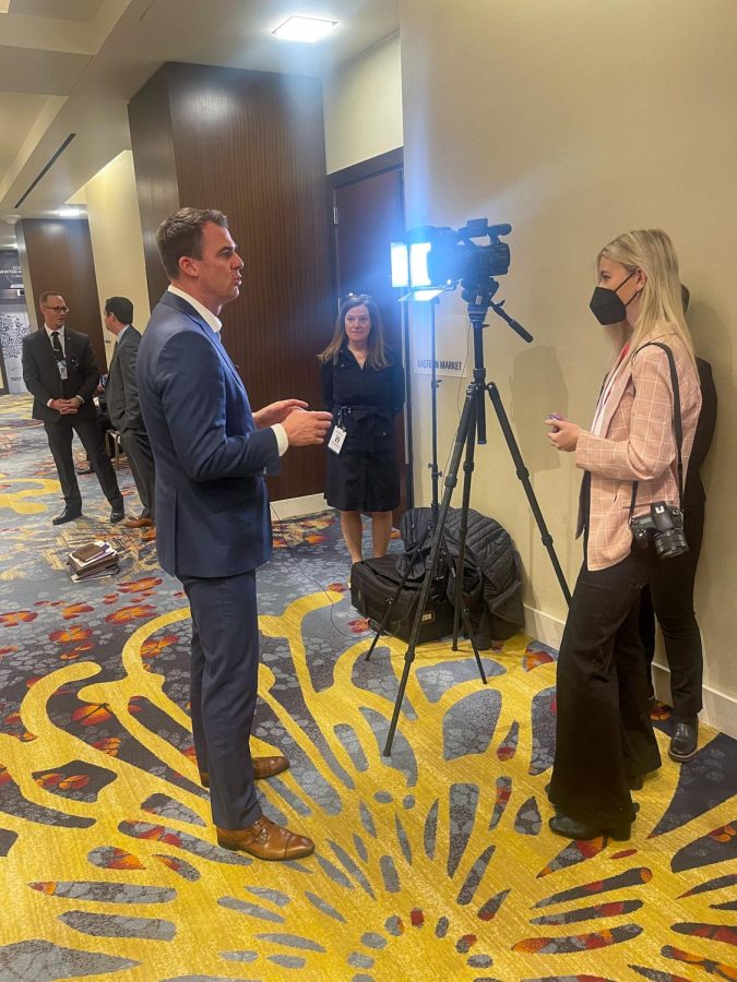 Governor Stitt speaks with reporters at the National Governors Association Winter Meeting, Sunday, Jan. 30, 2022 (Gaylord News/Mikaela DeLeon)