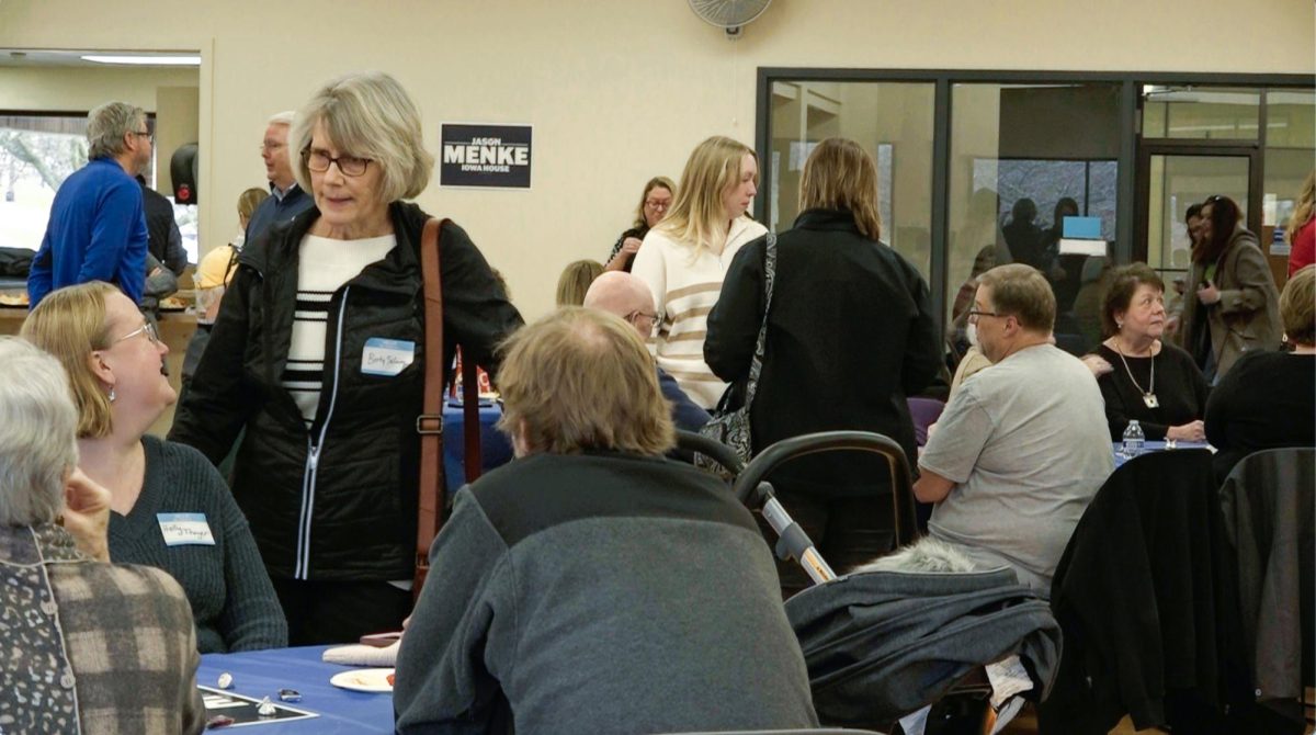 Citizens converse among themselves at Urbandale Middle School in Iowa to support Jason Menke as he runs for the Iowa House to represent District 44. Darian Curry/Gaylord News 
